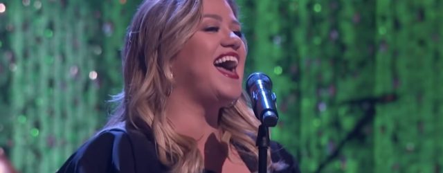 Thanks to This Jolly Kelly Clarkson Cover, It's Beginning to Look a Lot Like Christmas